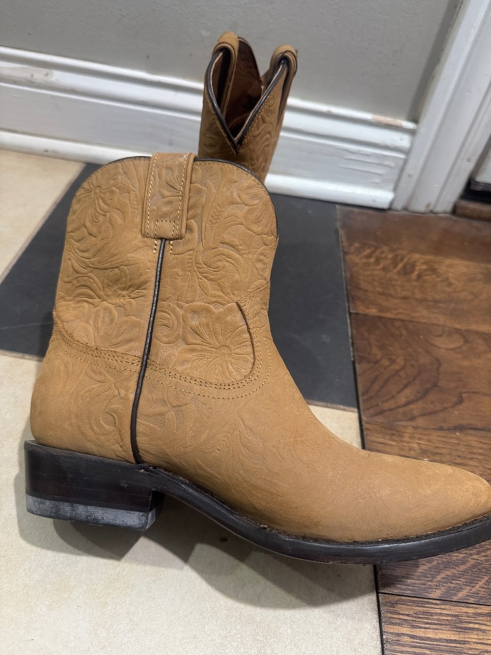 Frye Billy Short Marigold Floral Embossed Leather Western Ankle Boots 8 - Picture 6 of 8